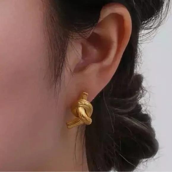 NEW MODERN 18K GOLD KNOT STUD EARRINGS, NICE EARRINGS, CUTE EARRINGS. - Picture 3 of 6